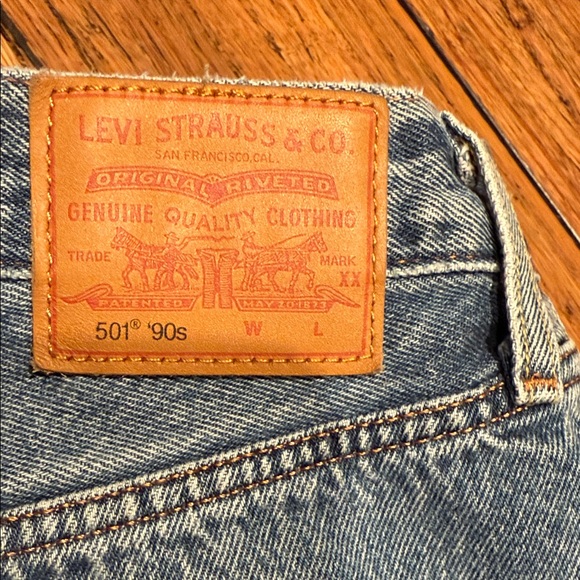 Levi's Relaxed Fit Blue Jeans - Picture 3 of 4
